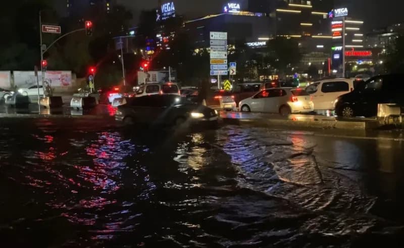 İstanbul Sultangazi Lütfi Aykaç Bulvarı’nda sağanak yağış sonrası su birikintileriyle dolan yol