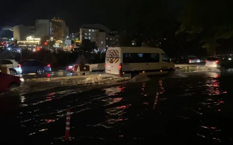İstanbul'da sağanak yağış sonrası Sultangazi'de Lütfi Aykaç Bulvarı'nda yol göle döndü. Sürücüler zor anlar yaşadı.