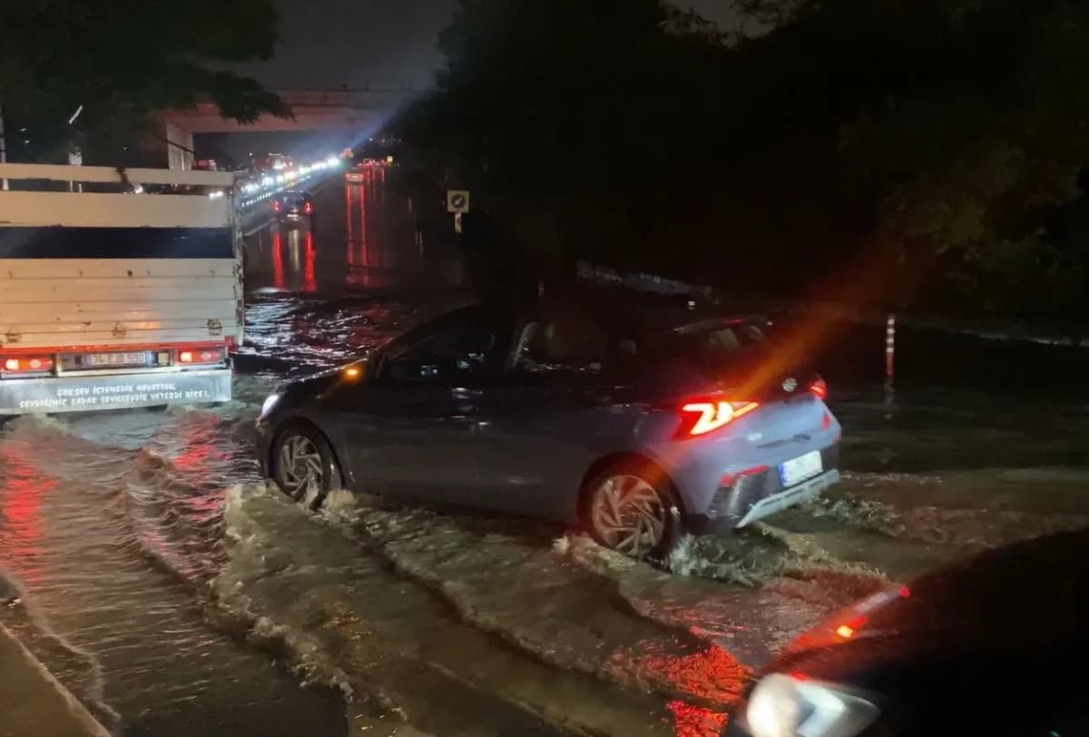İstanbul'da sağanak yağış sonrası Sultangazi'de Lütfi Aykaç Bulvarı'nda yol göle döndü. Sürücüler zor anlar yaşadı.