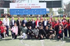 Sultangazi 3. Spor Şenliği’nde gençler farklı spor branşlarında yarışırken renkli etkinlikler yaşanıyor