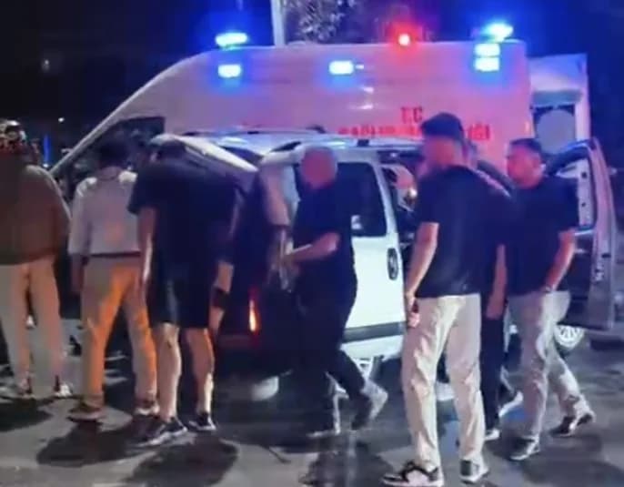 İstanbul Sultangazi'de 3 aracın karıştığı trafik kazasında 5 kişi yaralandı. Ortalığın savaş alanına döndüğü kazada yara