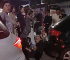 Sultangazi’de 3 aracın karıştığı zincirleme trafik kazasında olay yerinde sağlık ekipleri ve polisler