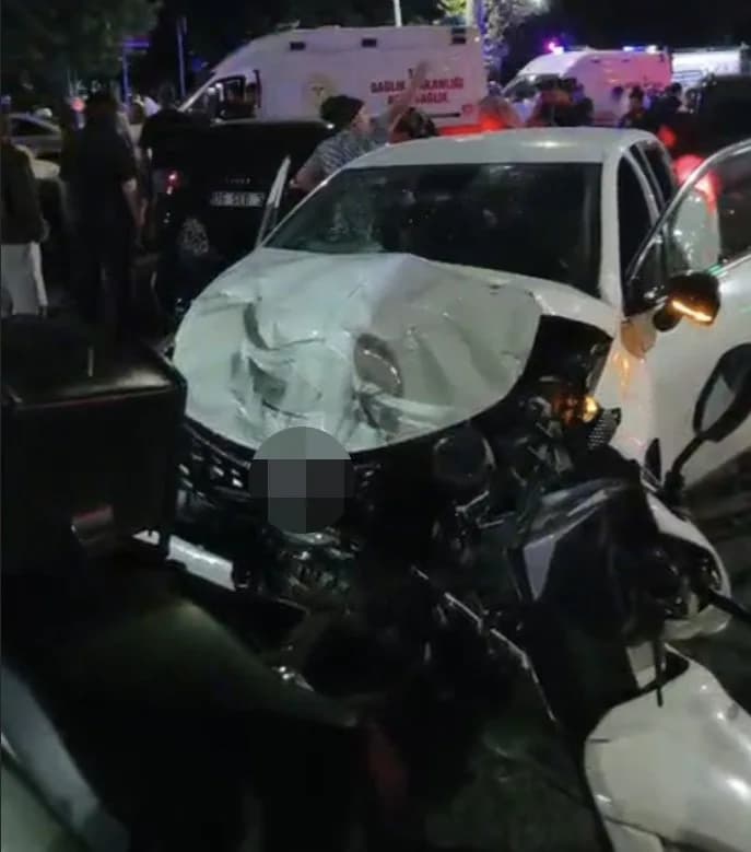 İstanbul Sultangazi'de 3 aracın karıştığı trafik kazasında 5 kişi yaralandı. Ortalığın savaş alanına döndüğü kazada yara