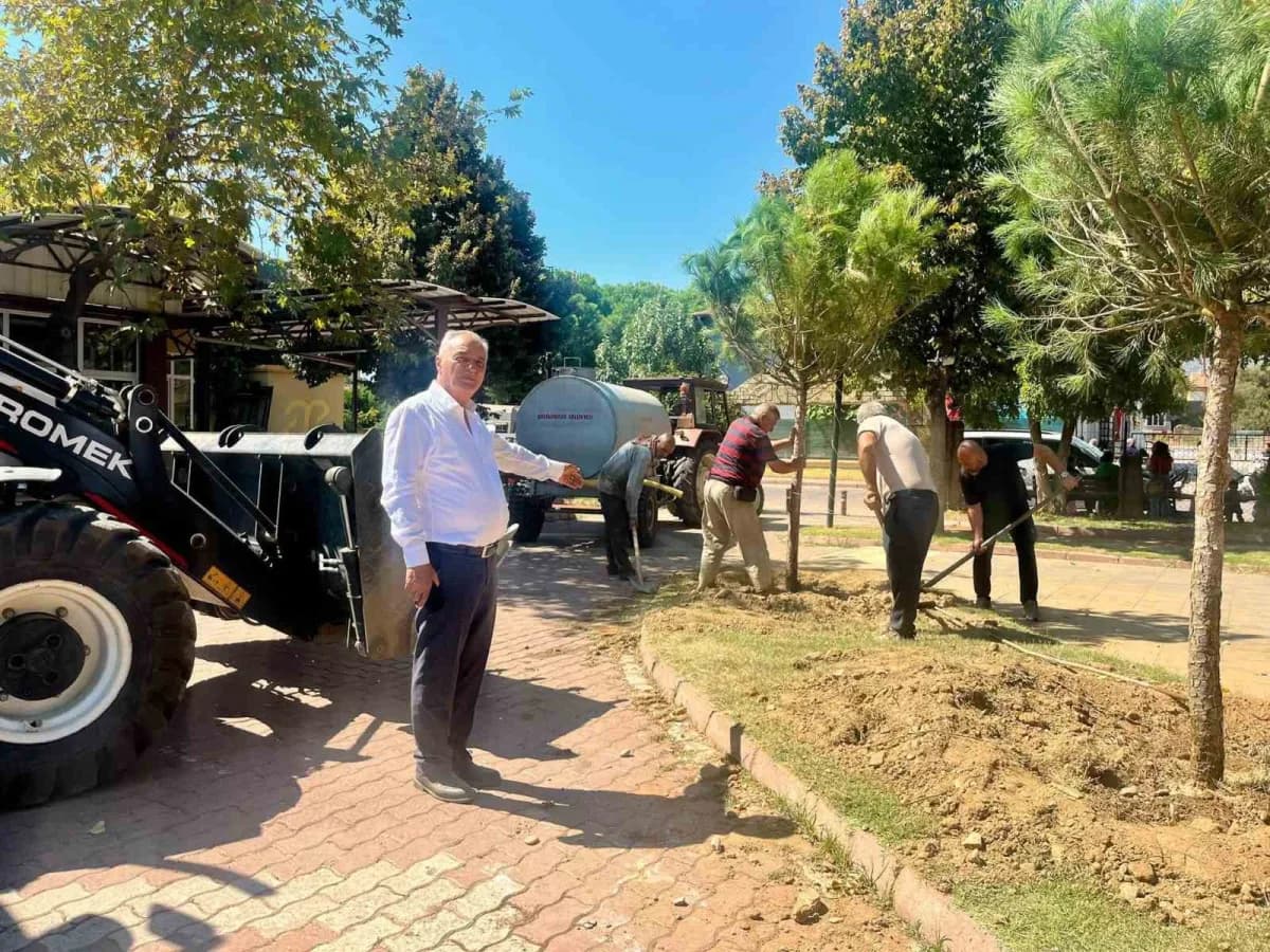 Sultanhisar Belediyesi tarafından ilçenin farklı noktalarında yürütülen ağaçlandırma çalışmaları aralıksız devam ederken
