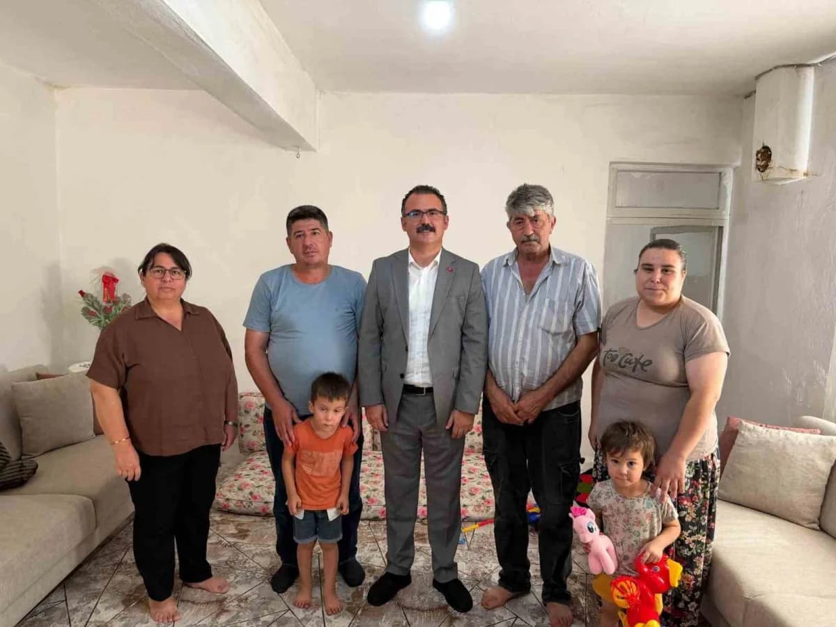 Sultanhisar Kaymakamı Ali Ekber Ateş ve ekip aile ziyaretlerinde vatandaşlarla sohbet ediyor