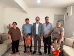 Sultanhisar Kaymakamı Ali Ekber Ateş ve ekip aile ziyaretlerinde vatandaşlarla sohbet ediyor