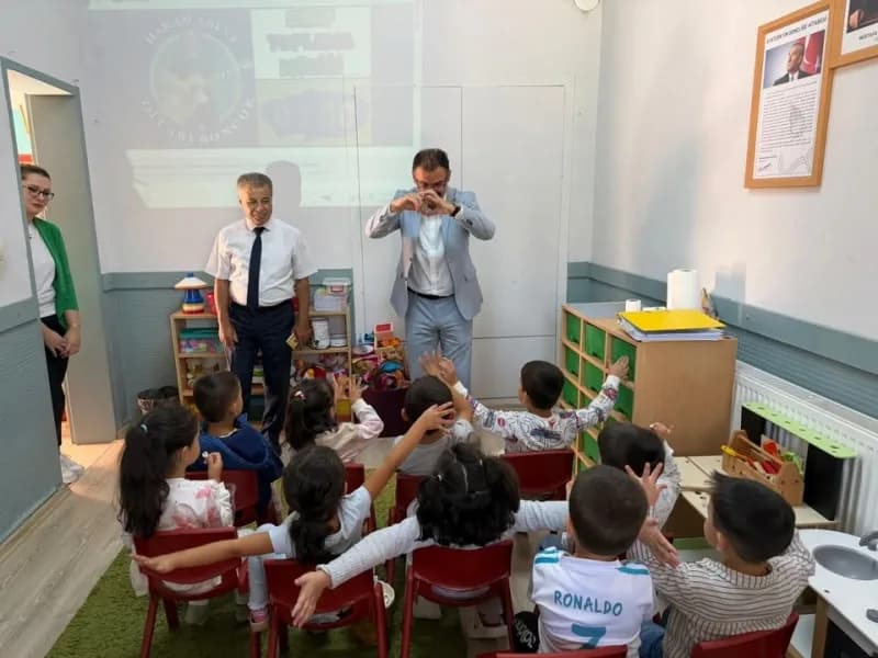 Aydın’ın Sultanhisar ilçesinde Kaymakam Ali Ekber Ateş, İncealan İlkokulu’nu ziyaret ederek öğrenciler ve öğretmenlerle