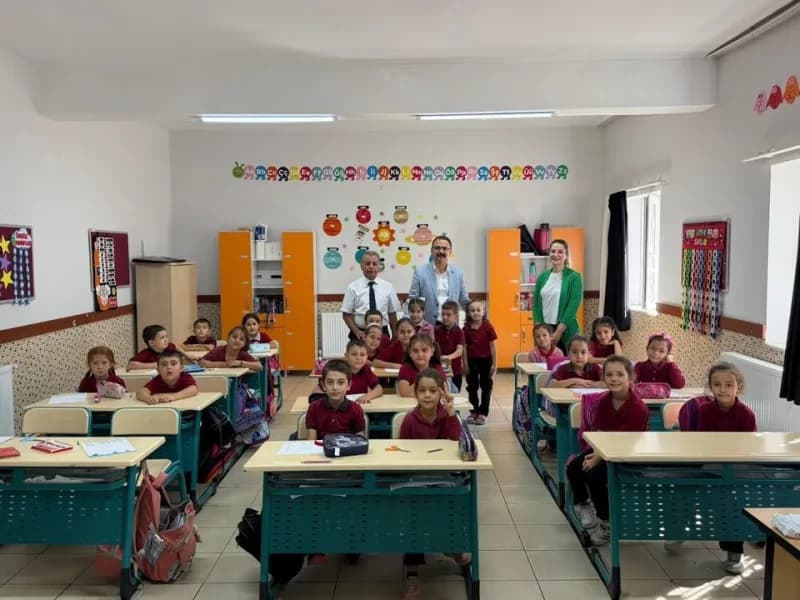 Aydın’ın Sultanhisar ilçesinde Kaymakam Ali Ekber Ateş, İncealan İlkokulu’nu ziyaret ederek öğrenciler ve öğretmenlerle