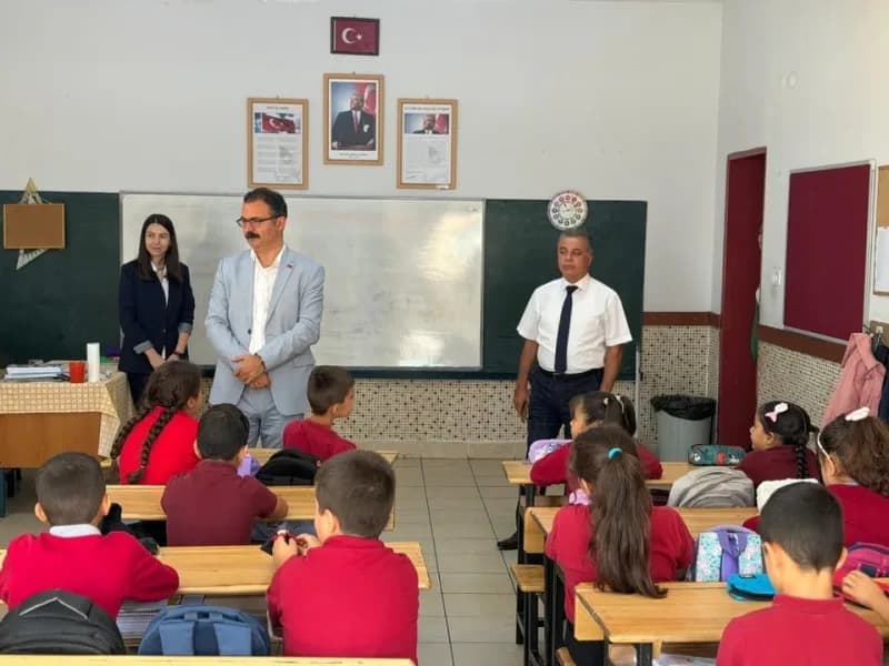 Aydın’ın Sultanhisar ilçesinde Kaymakam Ali Ekber Ateş, İncealan İlkokulu’nu ziyaret ederek öğrenciler ve öğretmenlerle