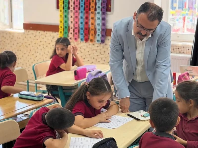 Aydın’ın Sultanhisar ilçesinde Kaymakam Ali Ekber Ateş, İncealan İlkokulu’nu ziyaret ederek öğrenciler ve öğretmenlerle