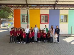 Sultanhisar Kaymakamı Ali Ekber Ateş, İncealan İlkokulu'nda öğrencilerle ve öğretmenlerle bir arada
