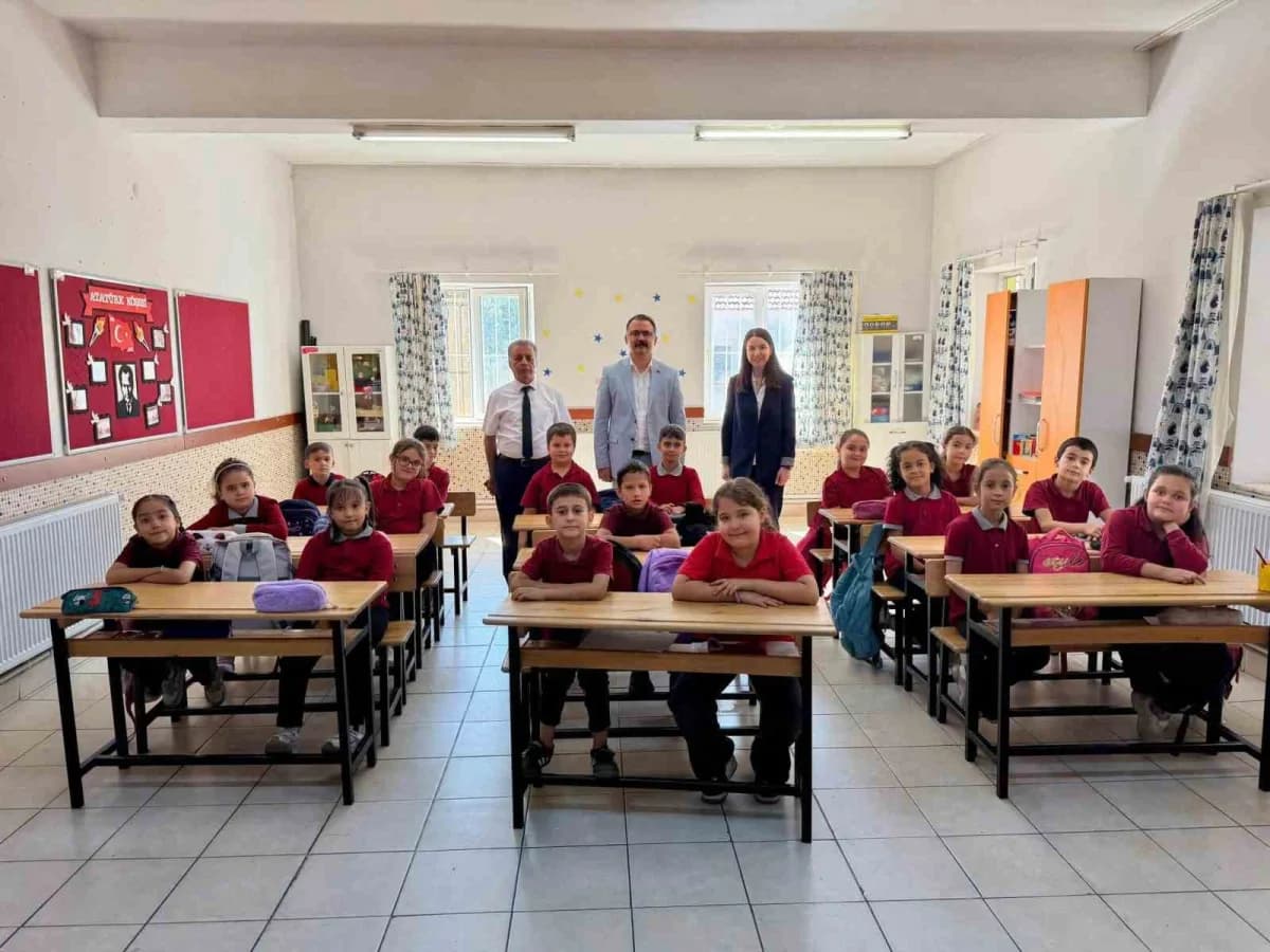 Aydın’ın Sultanhisar ilçesinde Kaymakam Ali Ekber Ateş, İncealan İlkokulu’nu ziyaret ederek öğrenciler ve öğretmenlerle