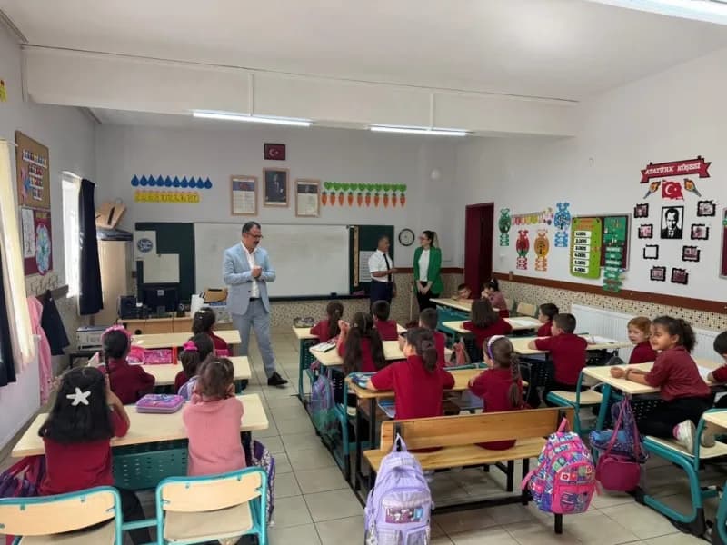 Aydın’ın Sultanhisar ilçesinde Kaymakam Ali Ekber Ateş, İncealan İlkokulu’nu ziyaret ederek öğrenciler ve öğretmenlerle