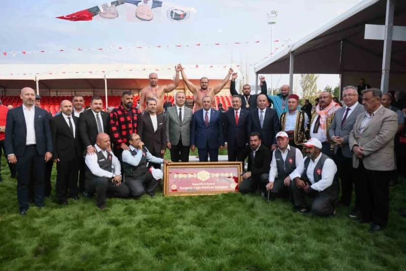 Finalde rakibi Ali Gürbüz'ü mağlup eden Mehmet Yeşil Yeşil, altın kemeri aldı.