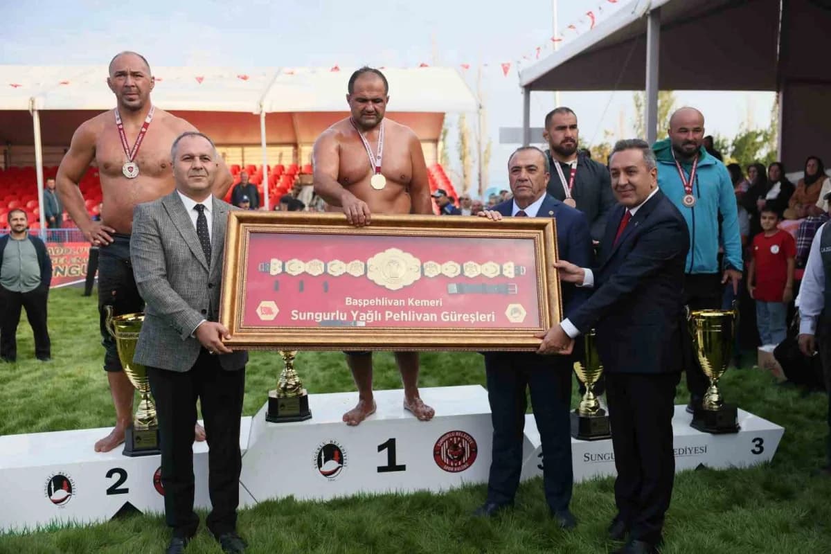 Finalde rakibi Ali Gürbüz'ü mağlup eden Mehmet Yeşil Yeşil, altın kemeri aldı.