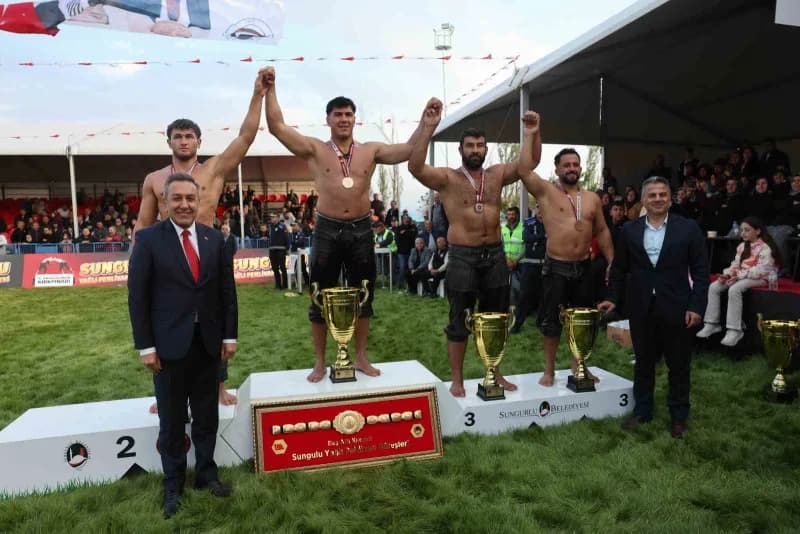 Dereceye girenlere ödülleri verildi.