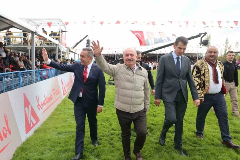Protokol üyeleri vatandaşları selamladı.
