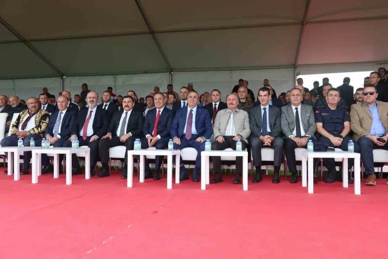 Güreşleri Çorum Valisi Ali Çalgan, MHP Çorum Milletvekili Vahit Kayrıcı, Sungurlu Kaymakamı Mutlu Köksal, Sungurlu Beled