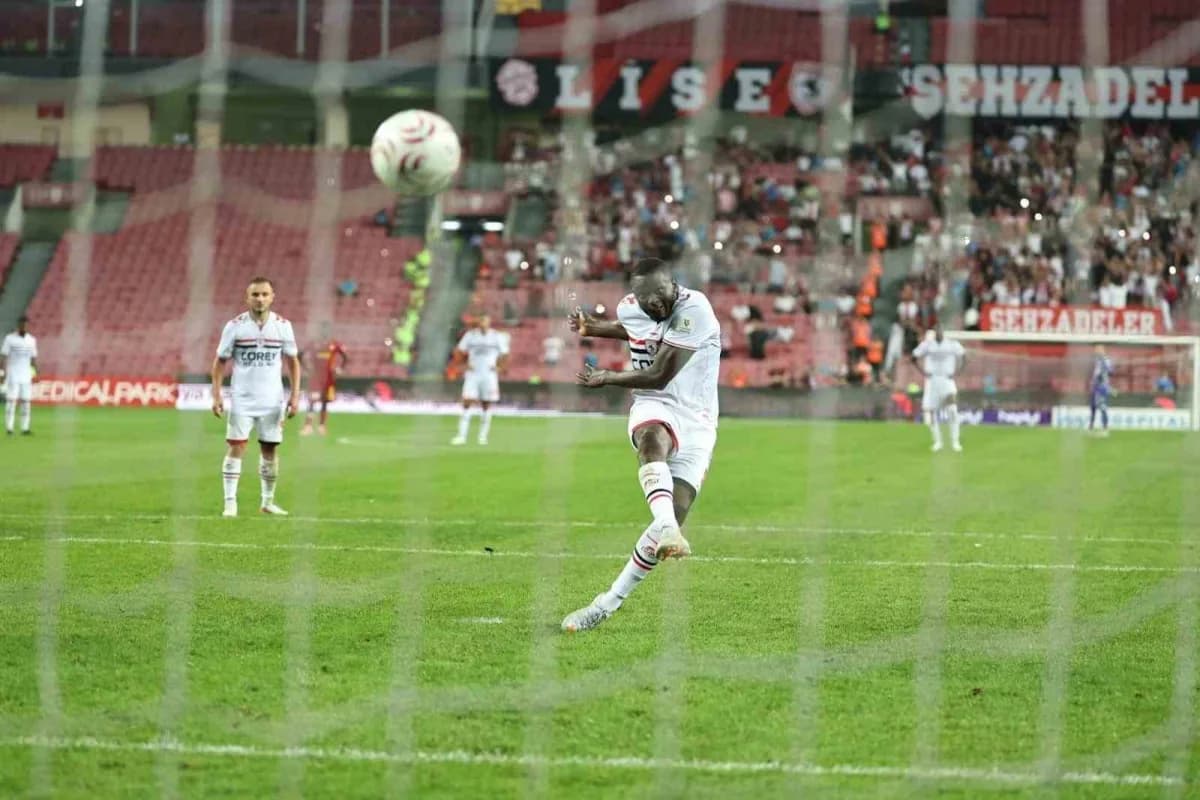 Süper Lig maçında penaltı atışı kullanan futbolcu ve kaleci mücadelesi