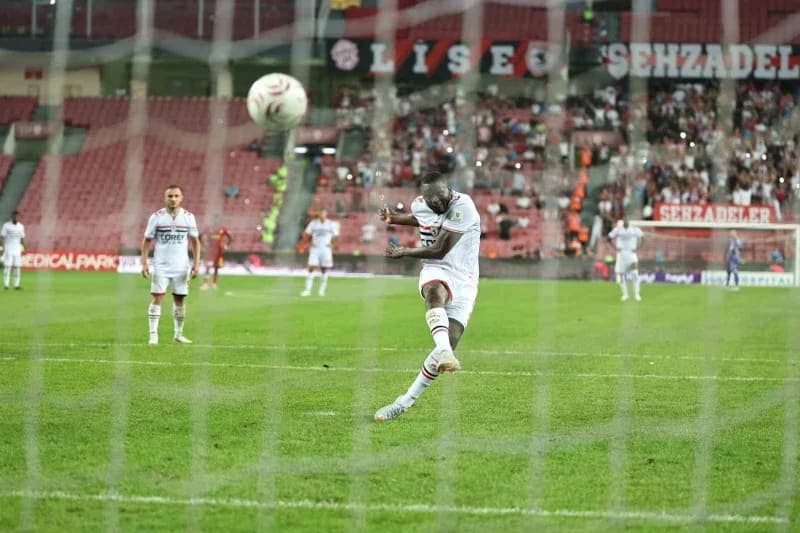Süper Lig maçında penaltı atışı kullanan futbolcu ve kaleci mücadelesi