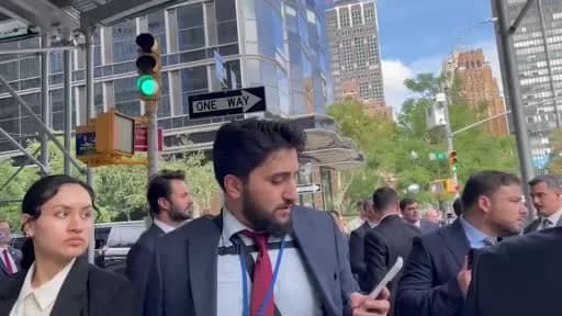 Suriye Devlet Başkanı Ahmed eş-Şara, BM 81. Genel Kurulu için New York Türkevi önünde selam verirken