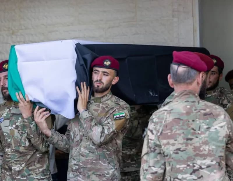 Suriye'nin Deyrizor vilayetindeki mühimmat deposunda meydana gelen patlamada 11 askerin hayatını kaybettiği açıklandı.