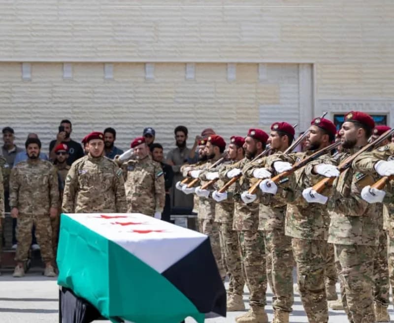 Suriye'nin Deyrizor vilayetindeki mühimmat deposunda meydana gelen patlamada 11 askerin hayatını kaybettiği açıklandı.