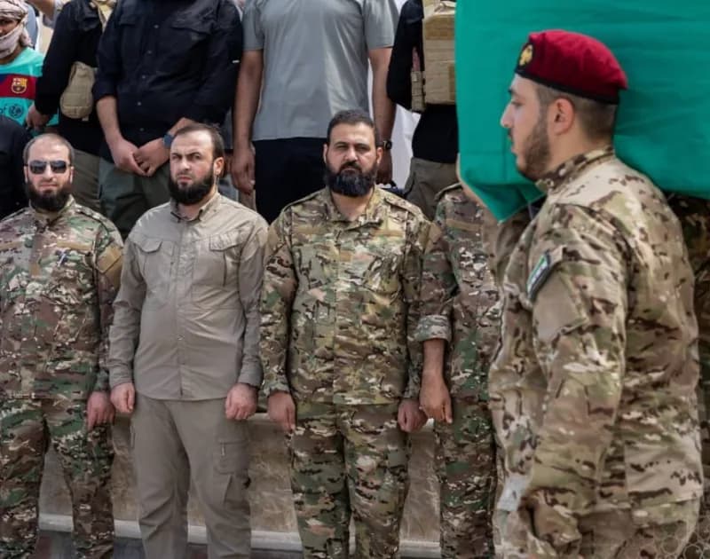 Suriye'nin Deyrizor vilayetindeki mühimmat deposunda meydana gelen patlamada 11 askerin hayatını kaybettiği açıklandı.
