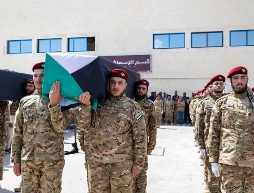 Suriye'nin Deyrizor vilayetindeki mühimmat deposunda meydana gelen patlamada 11 askerin hayatını kaybettiği açıklandı.