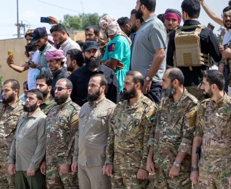 Suriye'nin Deyrizor vilayetindeki mühimmat deposunda meydana gelen patlamada 11 askerin hayatını kaybettiği açıklandı.