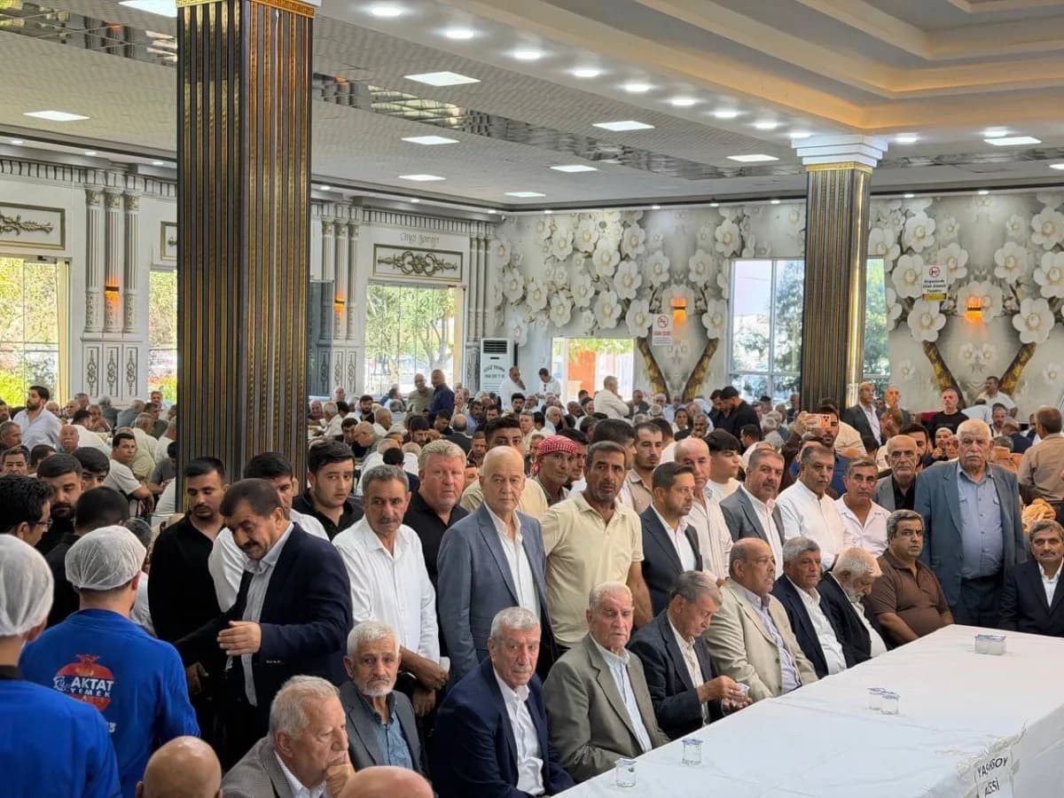 Suruç'ta düzenlenen barış töreninde Şahin ve Yaşarsoy aileleri el sıkışıyor