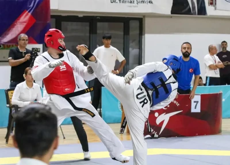 Taekwondo Doğu Grubu Müsabakaları, 40 ilden yaklaşık 600 sporcu, antrenör ve idarecinin katılımıyla Sivas’ta düzenlendi.