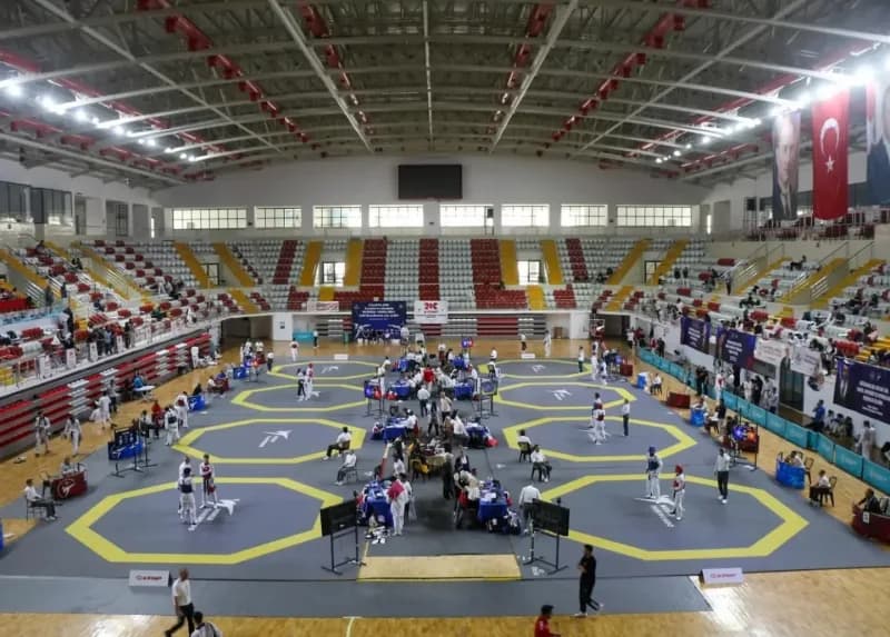Taekwondo Doğu Grubu Müsabakaları, 40 ilden yaklaşık 600 sporcu, antrenör ve idarecinin katılımıyla Sivas’ta düzenlendi.