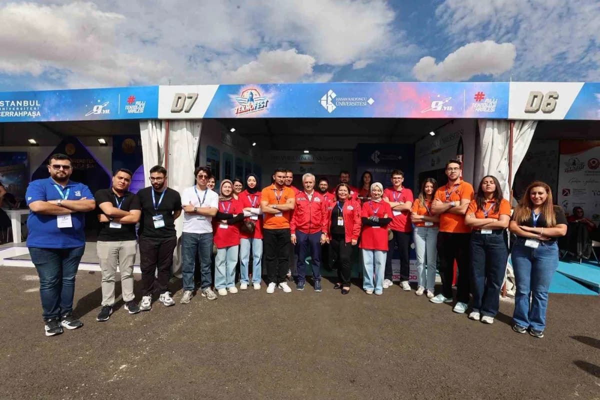 Şahinbey Belediye Başkanı Mehmet Tahmazoğlu TEKNOFEST Güneydoğu festival alanında gençlerle sohbet ediyor