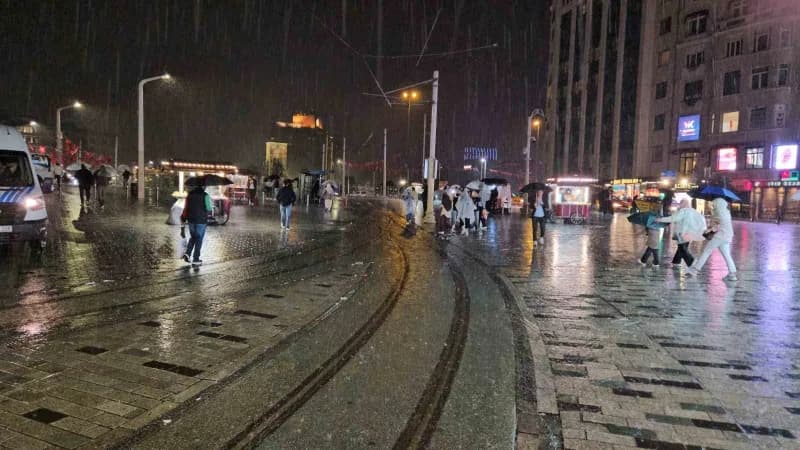 Beklenen sağanak Taksim'de bir anda bastırdı, Zincirlikuyu alt geçidini su bastı
