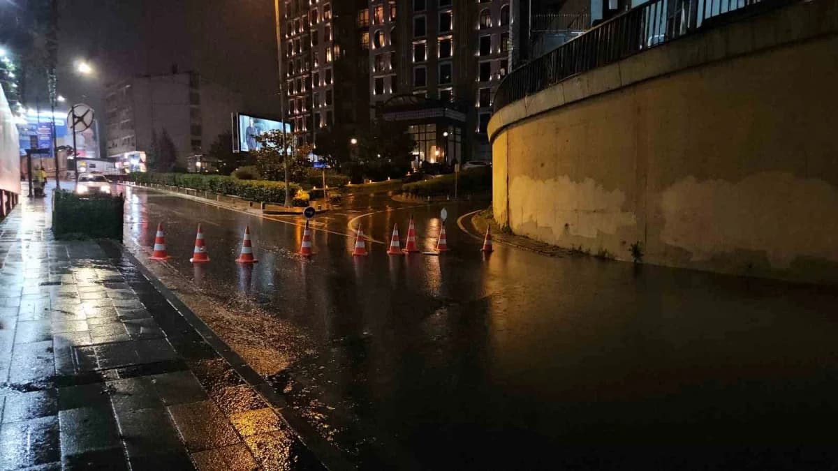 Beklenen sağanak Taksim'de bir anda bastırdı, Zincirlikuyu alt geçidini su bastı