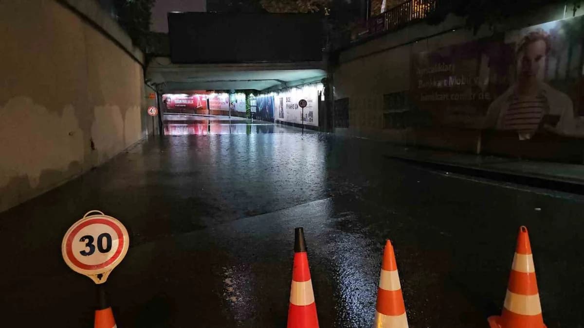 Taksim ve Zincirlikuyu alt geçidinde sağanak yağmur sonrası su baskını görüntüsü