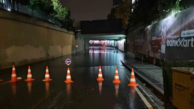 Beklenen sağanak Taksim'de bir anda bastırdı, Zincirlikuyu alt geçidini su bastı