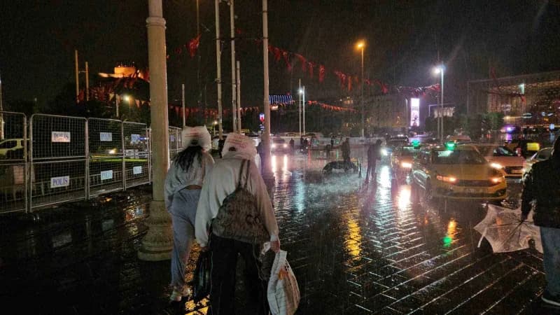 Beklenen sağanak Taksim'de bir anda bastırdı, Zincirlikuyu alt geçidini su bastı