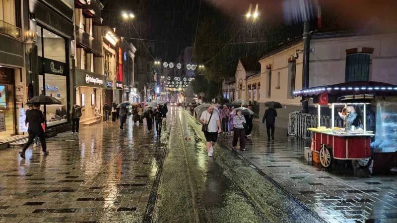 Beklenen sağanak Taksim'de bir anda bastırdı, Zincirlikuyu alt geçidini su bastı