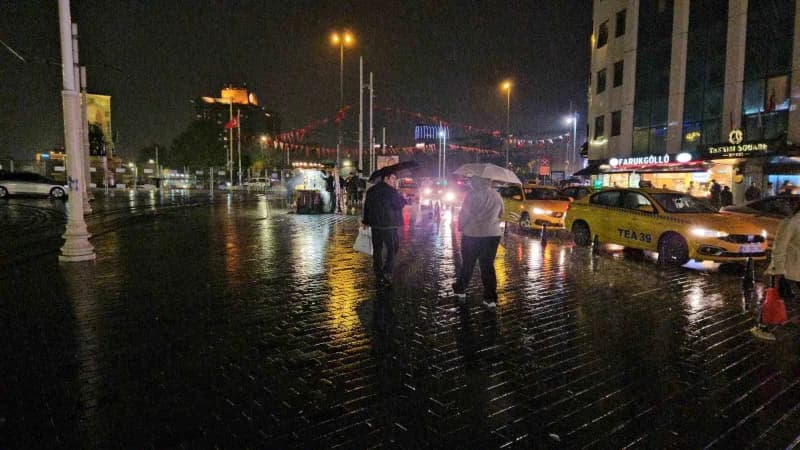 Beklenen sağanak Taksim'de bir anda bastırdı, Zincirlikuyu alt geçidini su bastı