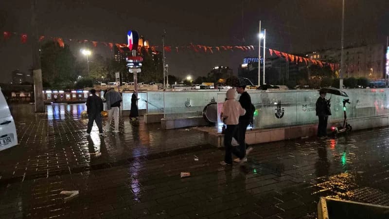 Beklenen sağanak Taksim'de bir anda bastırdı, Zincirlikuyu alt geçidini su bastı