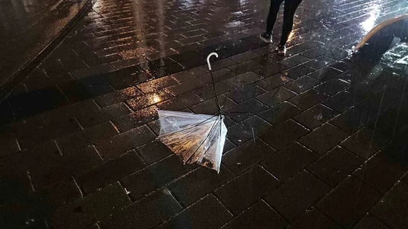 Beklenen sağanak Taksim'de bir anda bastırdı, Zincirlikuyu alt geçidini su bastı