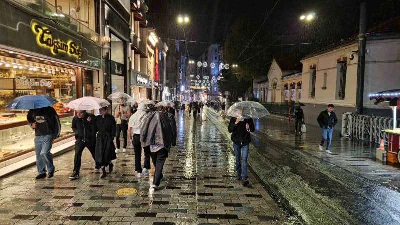 Beklenen sağanak Taksim'de bir anda bastırdı, Zincirlikuyu alt geçidini su bastı