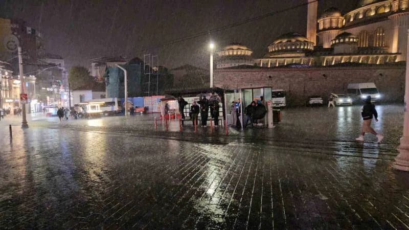 Beklenen sağanak Taksim'de bir anda bastırdı, Zincirlikuyu alt geçidini su bastı