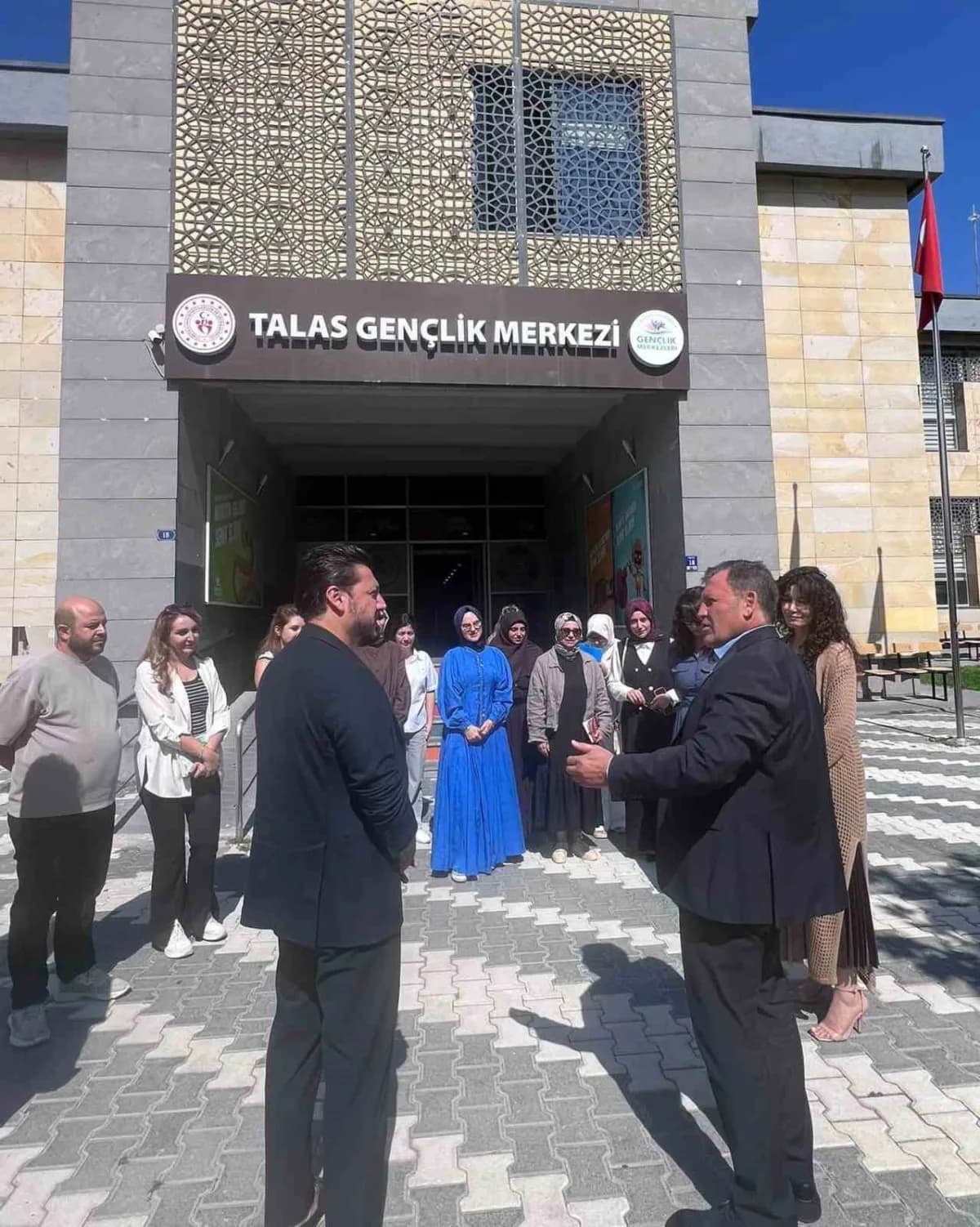 Kayseri Gençlik ve Spor İl Müdürü Ali İhsan Kabakcı'nın başkanlığında, Talas Gençlik Merkezi'nde faaliyet değerlendirme