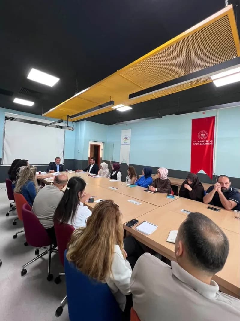 Kayseri Talas Gençlik Merkezi’nde gerçekleştirilen faaliyet değerlendirme toplantısından bir kare