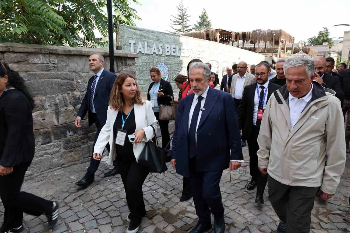 Hafta sonunda Kayseri’de düzenlenen Tarihi Kentler Birliği toplantısına katılan birliğe üye Belediye başkanları, Talas O