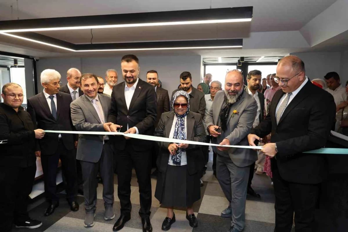 Talas’ta açılan Tezhip, Hat, Ebru ve Yakma Eserler Sergisinden sanat eserleri ve ziyaretçiler