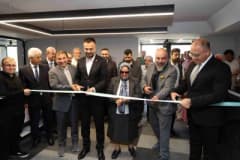 Talas’ta açılan Tezhip, Hat, Ebru ve Yakma Eserler Sergisinden sanat eserleri ve ziyaretçiler